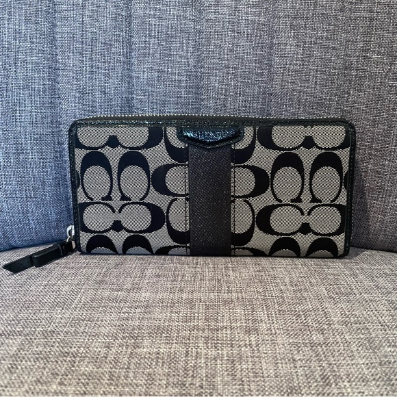 Coach Handbags - NWOT Coach Large Wallet